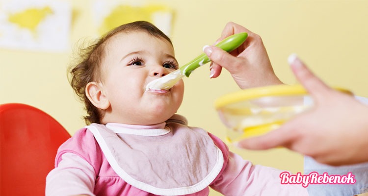Рацион питания ребенка в 6 месяцев. Чем можно кормить ?